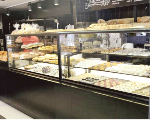 Flat Glass Neutral Pastry Display